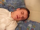 Twink wird heiß und macht ein solo