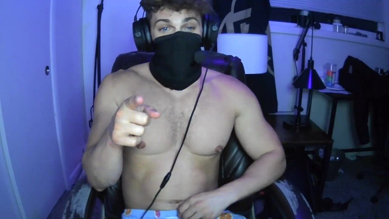 Rapaz de máscara gostoso mostra o pau e bate uma