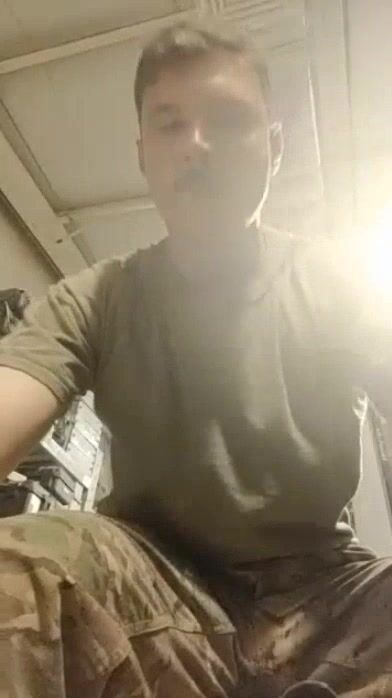 軍隊のイケメンが公開でチンコをシコる