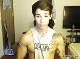 Chico musculoso se exhibe en vivo