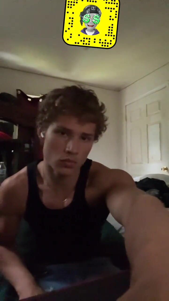 Heißer nate holt seinen großen schwanz für cam-boys-porno raus