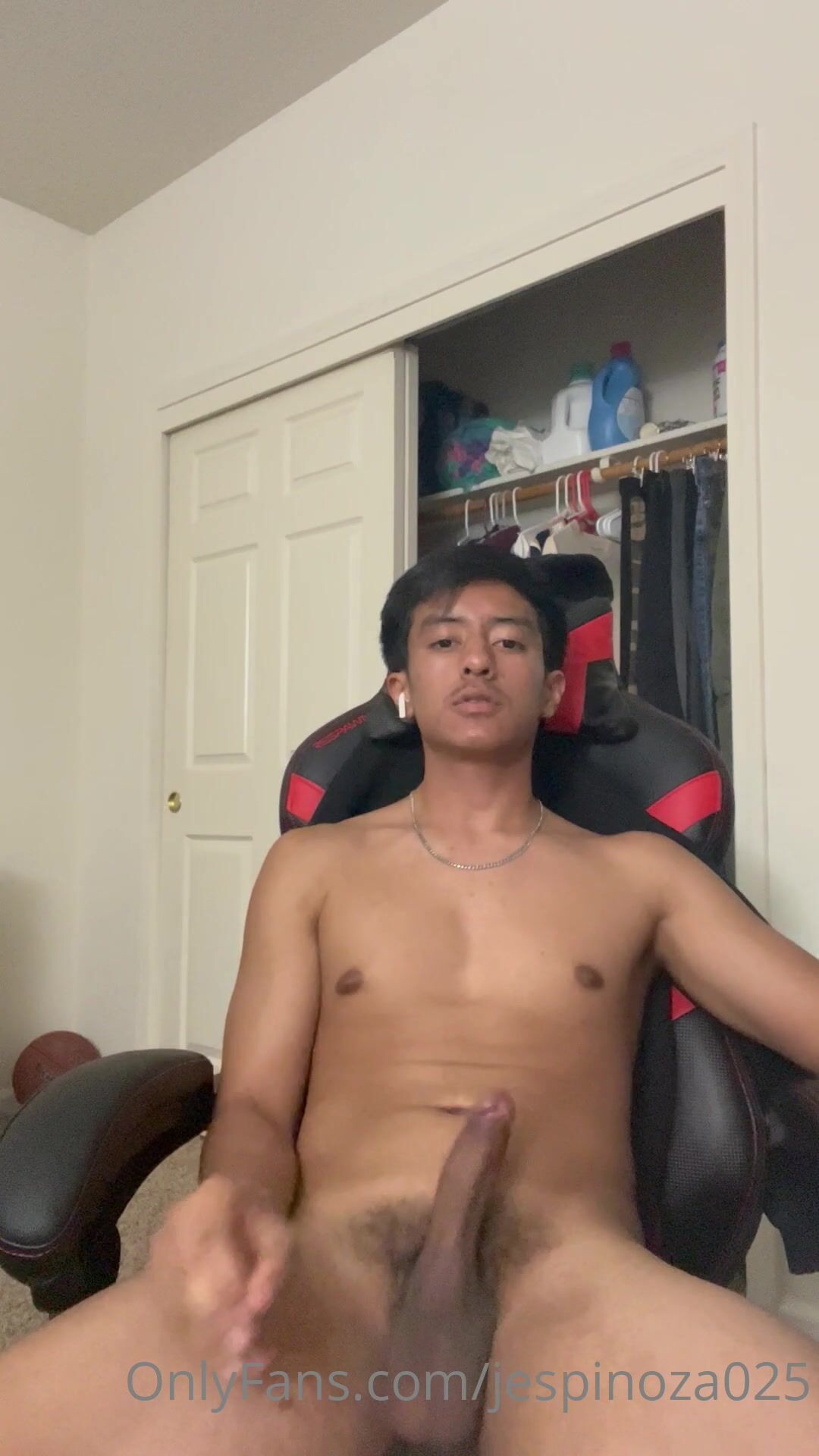 Chico caliente de of se masturba la polla dura