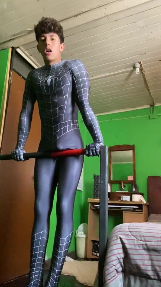 Hot of guy wanks in clip