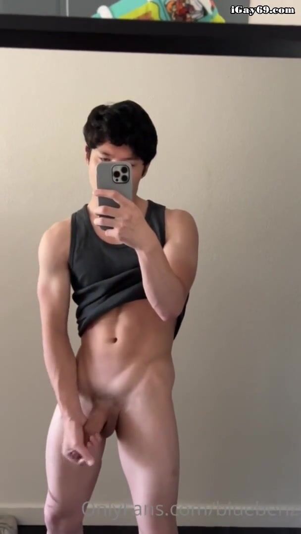 Chico caliente se pajea en un clip de onlyfans
