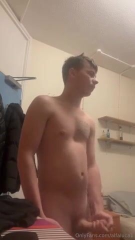 Chico sexy de onlyfans se masturba la polla dura 5