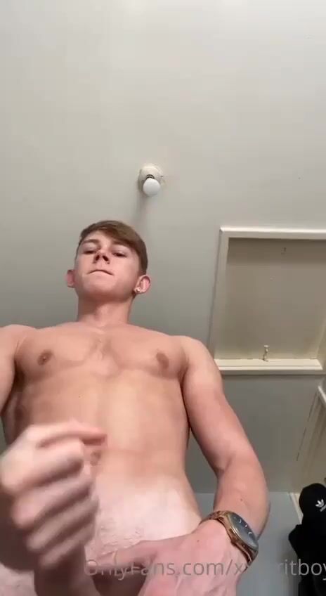 Of hunk strokes hard in hot solo clip