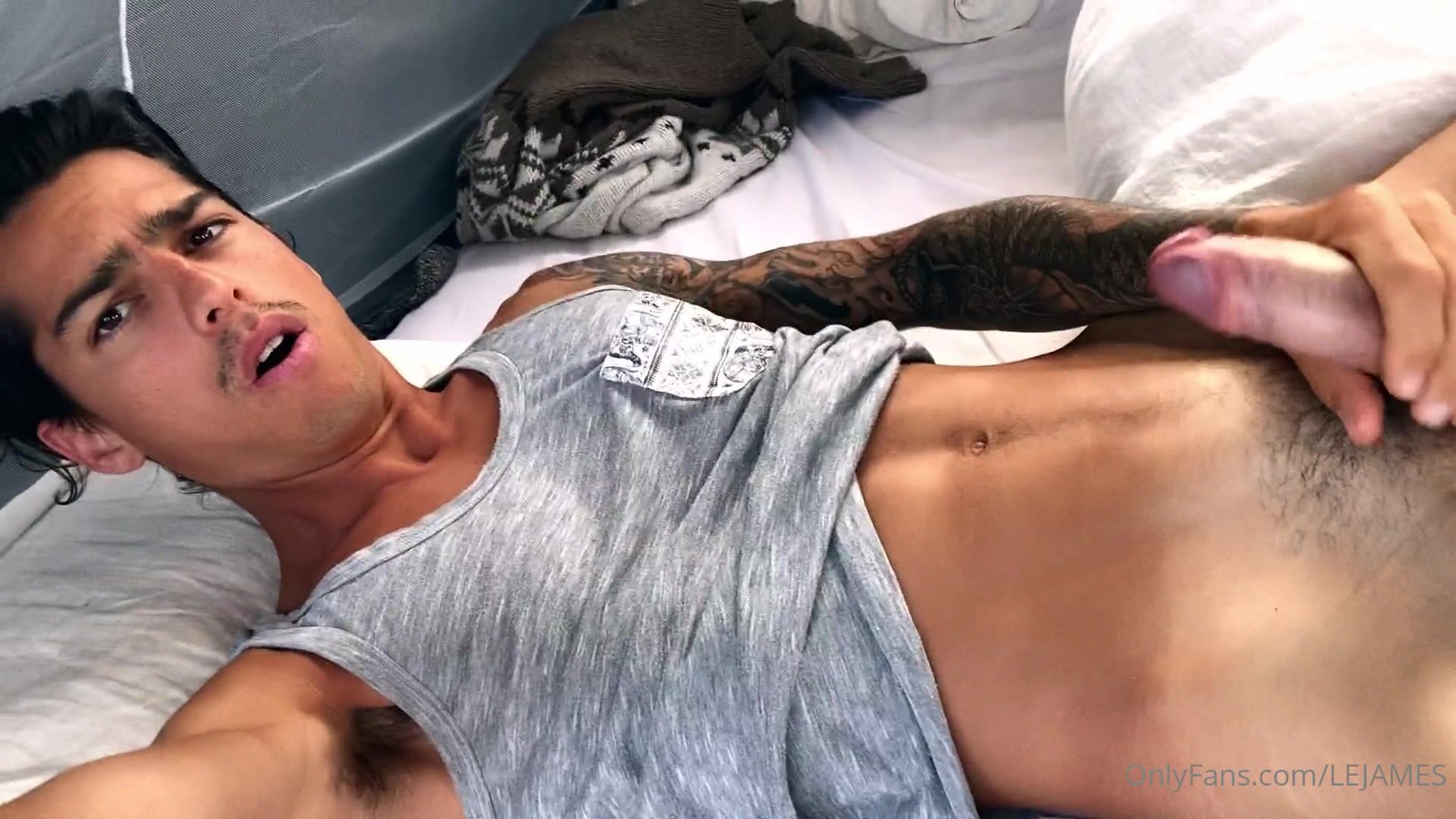 Chico of caliente se pajea la polla dura 38