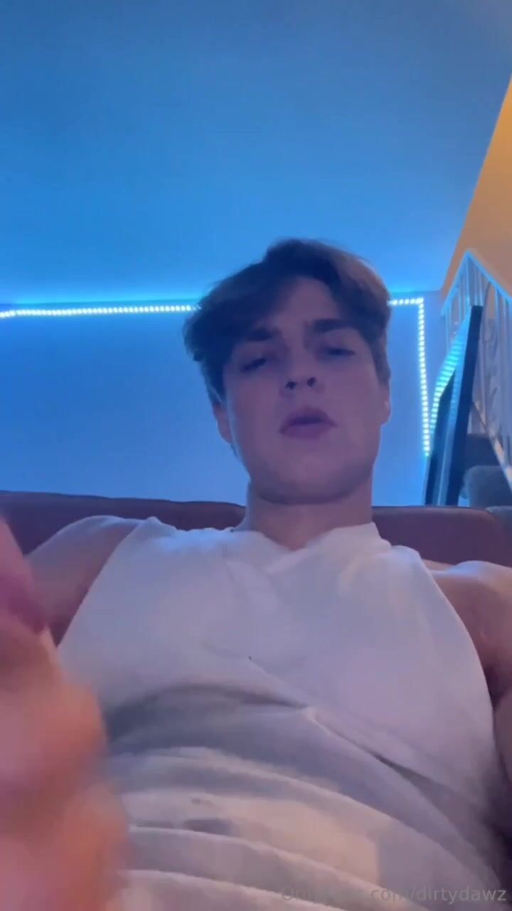 Chico caliente de of se pajea la polla dura 51