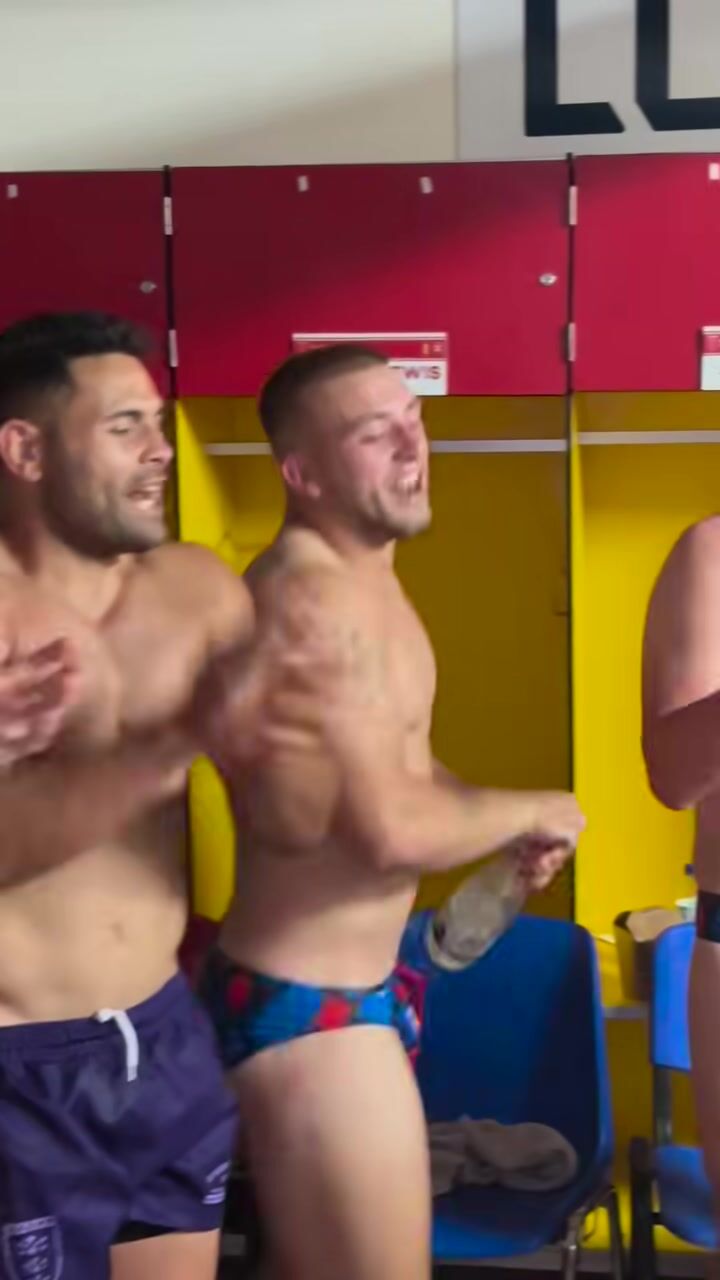 Jeunes rugbymans chauds en slips moulants