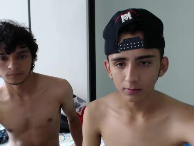 Ado latin sans capote en show cam chaud
