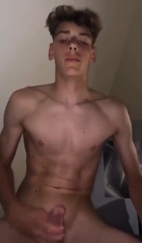 Heißer twink wichst und kommt hart