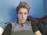 Glatter blonder twink wichst und kommt hart