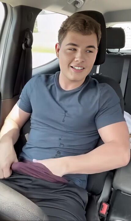 棕发男子在车里用力自慰