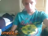Ado blond lisse se branle violemment en cam