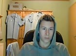 Blonder junge onaniert sanft vor der kamera