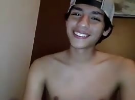 スペインの少年が激しくオナニーしている
