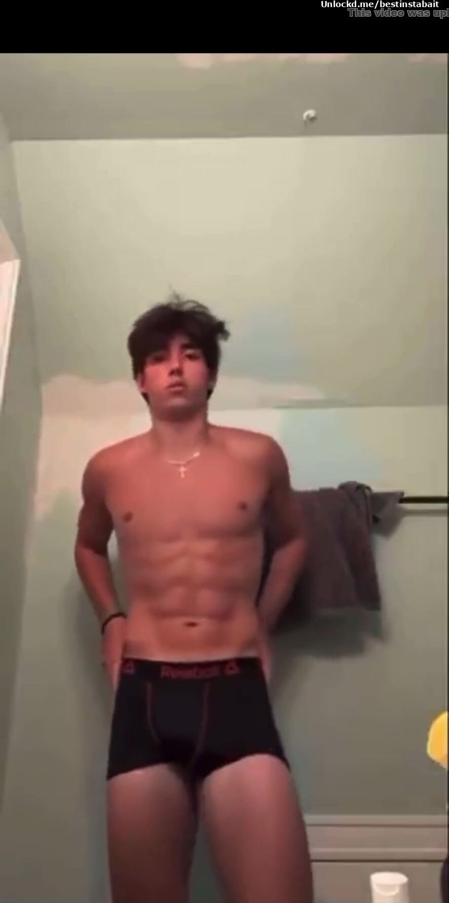 Hétero musculoso enganado bate uma e goza
