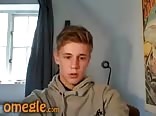 فتاة شقراء جميلة يستمني بقوة على الكاميرا