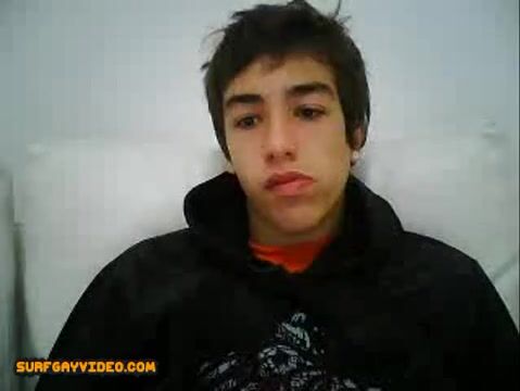 Adolescente com aparelho mostra seu pau duro