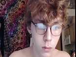 Adolescente camboy se masturba la polla dura