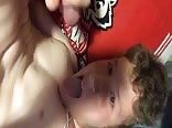 Teen spritzt ihm ins gesicht