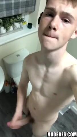 Compañero de piso folla a joven caliente