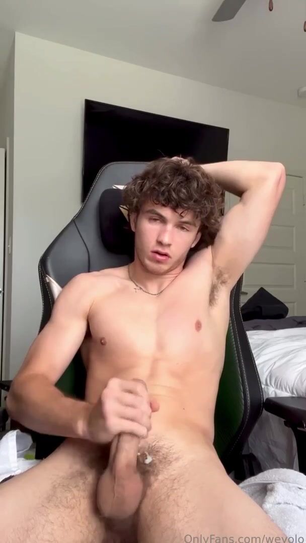 Teen-twink wichst und spritzt auf gaming-stuhl
