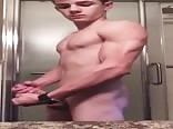 مراهق ساخن يعطي نفسه لذة