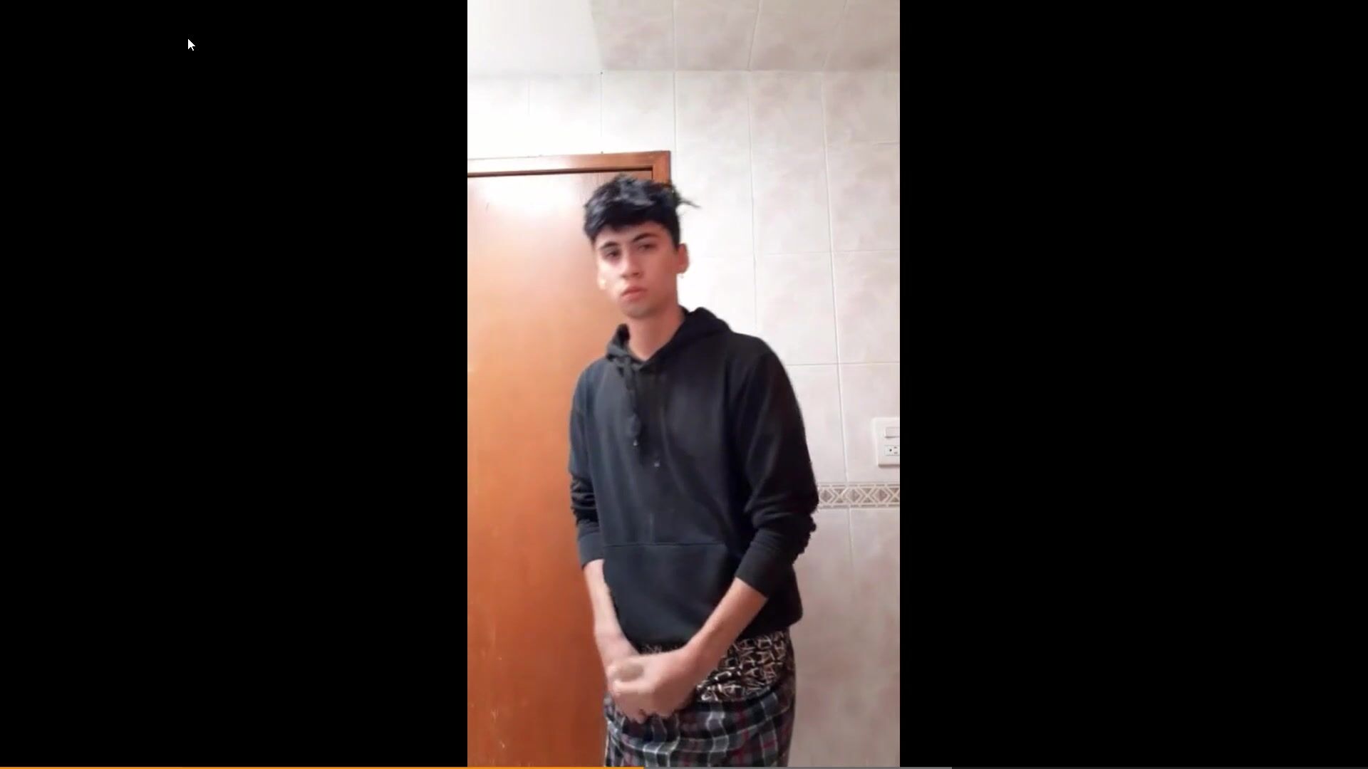 شاب ينزل في مرحاض عام بدون واقٍ