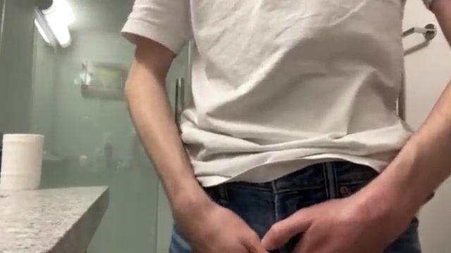 Teenie spritzt heftig auf duschboden