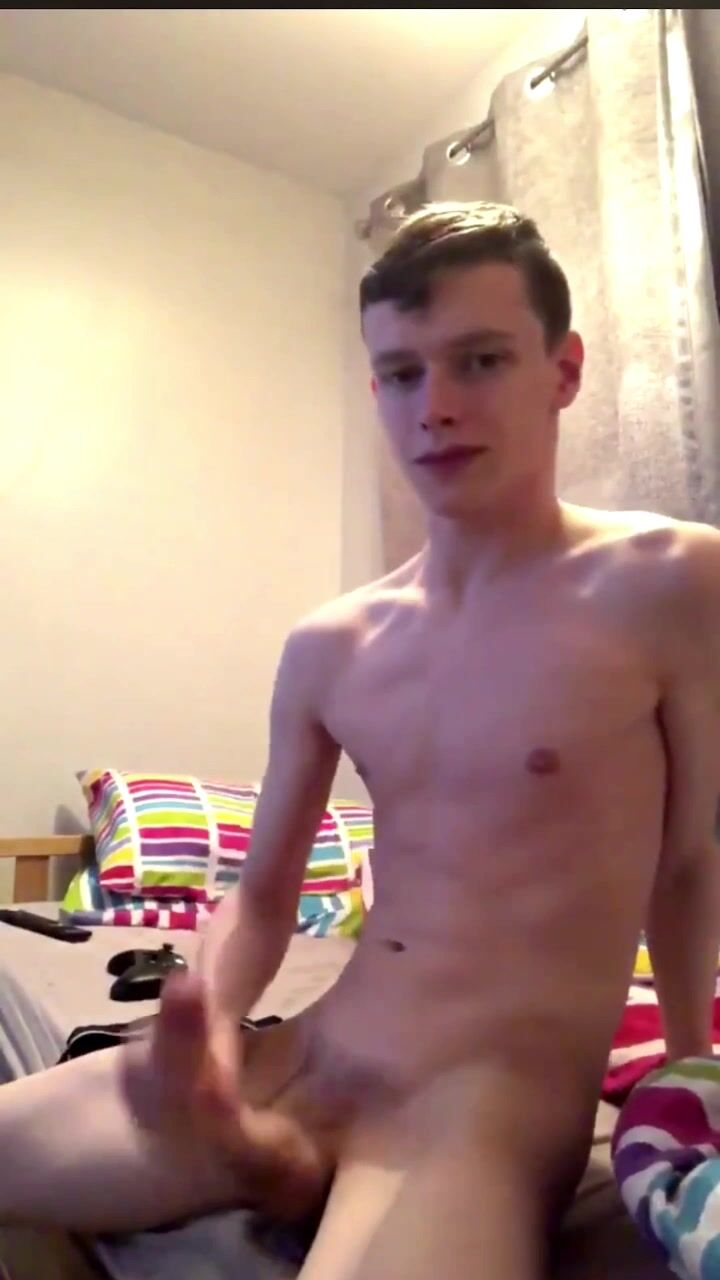 Hot twink cums on cam