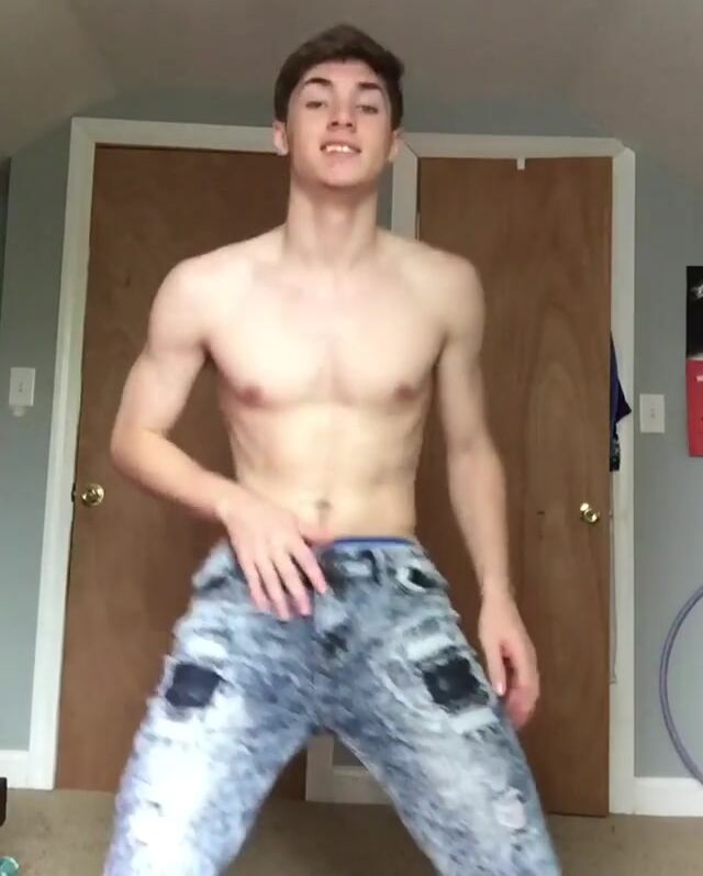 Twink gets hot dancing