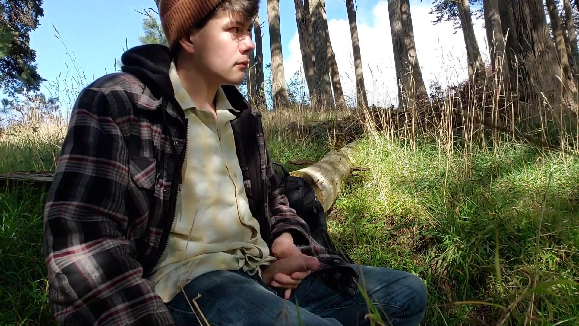 Outdoor twink jerks and pisses hard