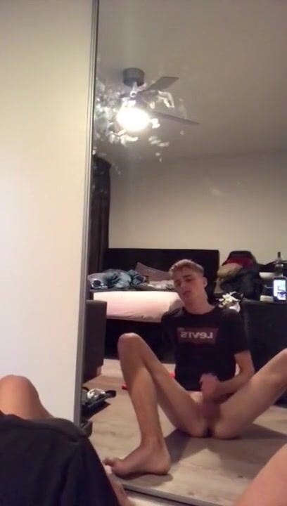 Twink se vê montando um pau sem capa no espelho