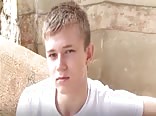 Der twink misha zieht sich aus und wichst im solo-interview