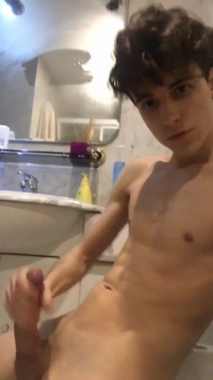 Ado prend sa première douche chaude pour la première fois jouir