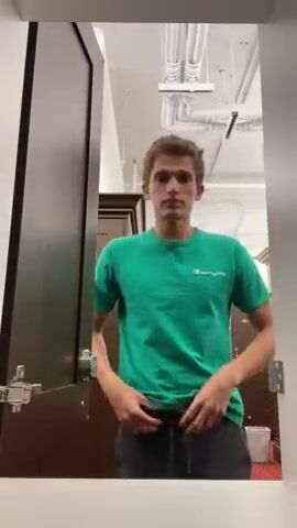 ロッカールームの若い男がセクシーな体を見せる