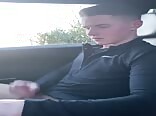 Adolescente pajeándose caliente y duro en el coche