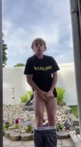 Jeune minet exhibe sa grosse bite
