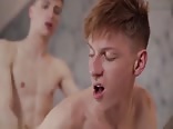 Chicos jóvenes cachondos follando y corriéndose duro