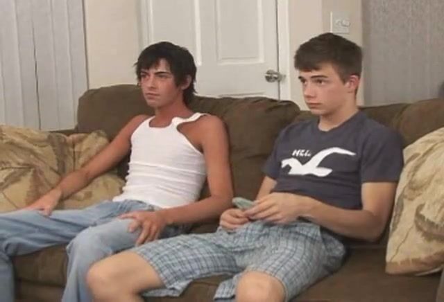 Twinks ohne kondom auf couch im harten gay-porno