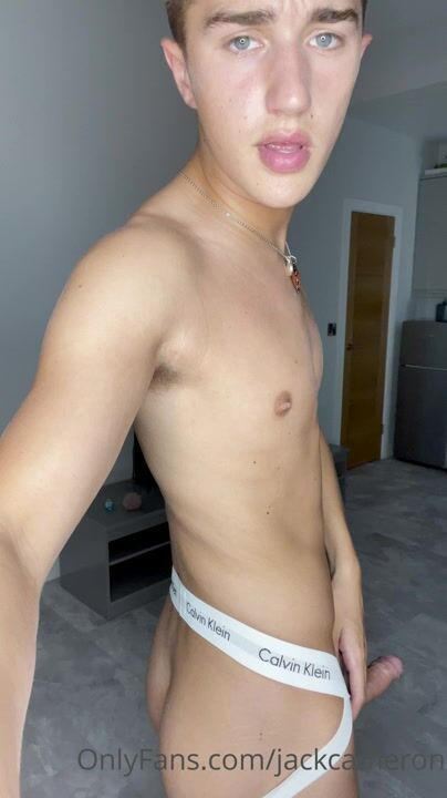 Garoto branco gostoso se masturbando sozinho