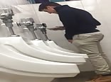 Heißer junger jüdischer pissoir-spion