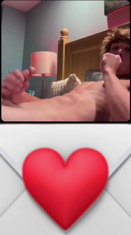 Macho gostoso se masturba