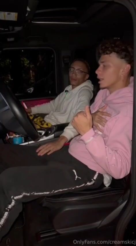 Hot lightskin gets sucked by buddy