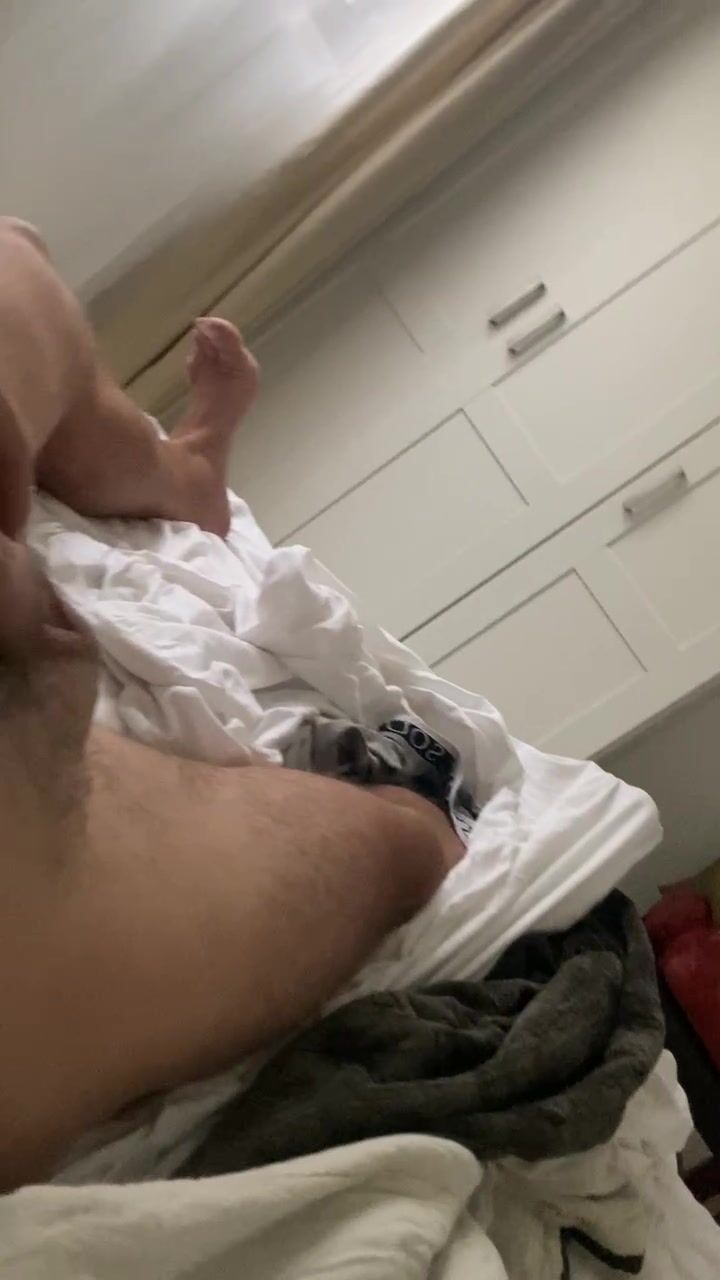Ado dur comme du roc et excité dans une chambre d'hôtel