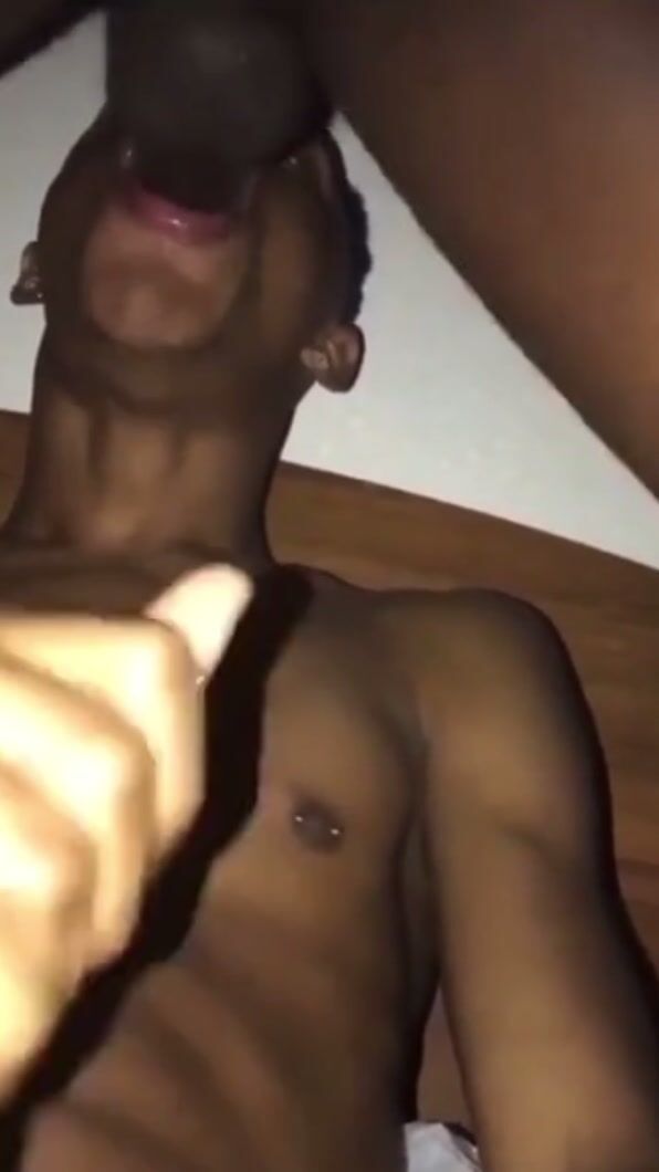 Twink kriegt papas muskel-schwanz ohne kondom und gesichtsbesamung