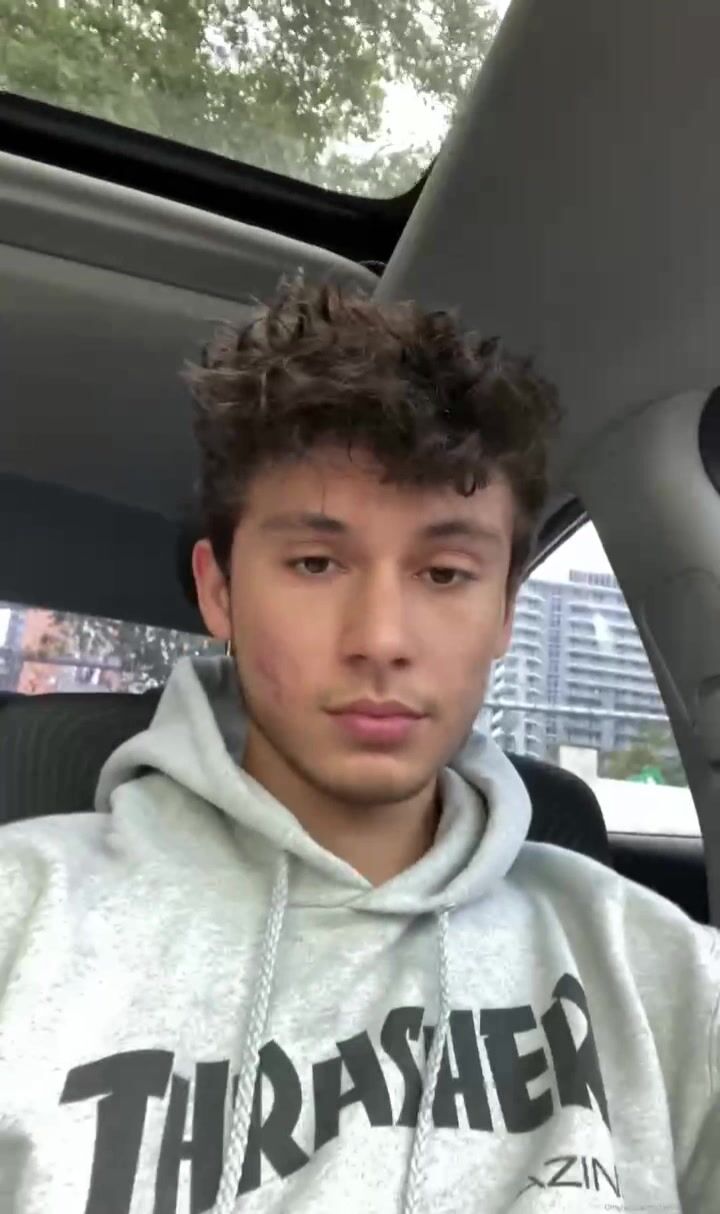 Hottie jerks off & cums in his car boys porn