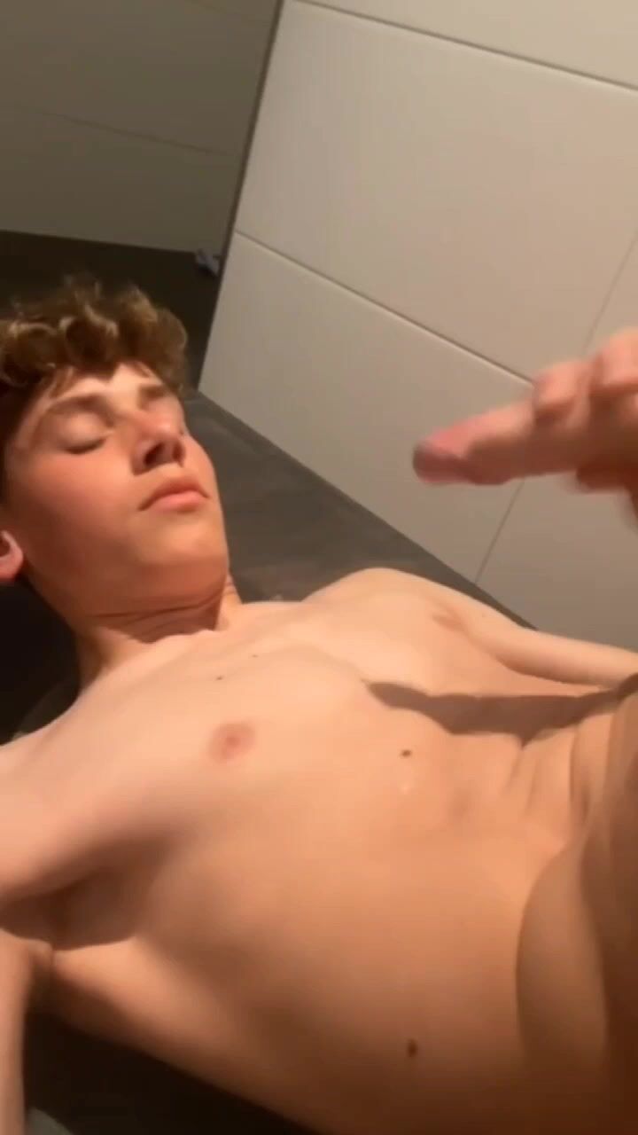 肌肉白袜正太打飞机射自己脸上