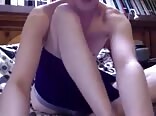 性感辣妹在床上和男孩们玩耍